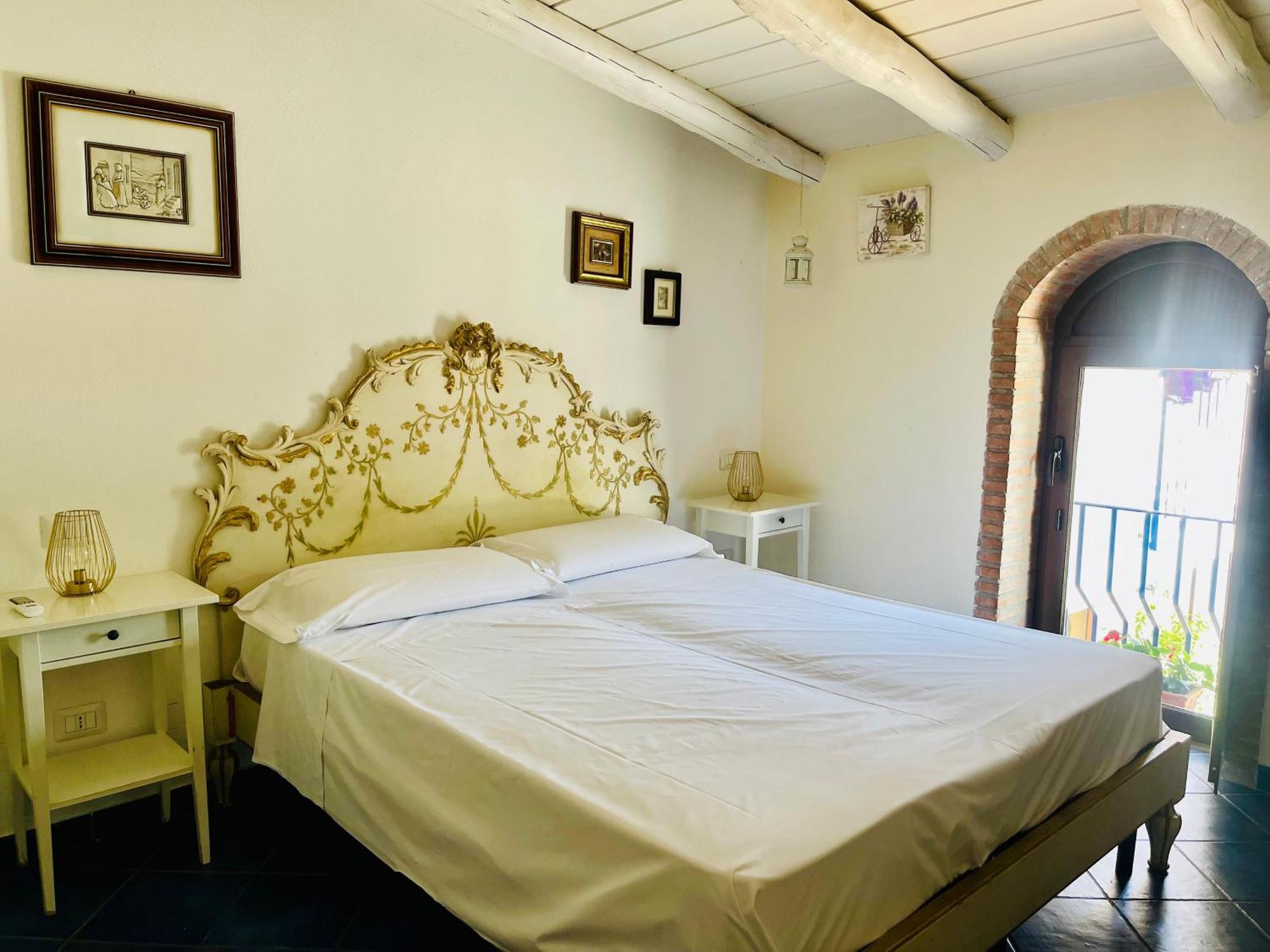 Borgo Camicia In Bed & Breakfast Barcellona-Pozzo di Gotto Room photo
